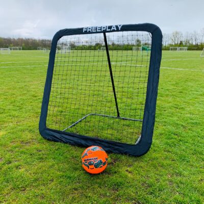 Fodbold rebounder fra Freeplay Sport Med en rebounder fra Freeplay Sport kan du træne din boldsport, selv om du ikke har andre at spille med. Velegnet til fodboldtræning hjemme i haven. Øv skud og modtagelser. Aflever eller skyd på fodbold rebounderen og bolden returneres hurtigt og nemt til dig igen. På denne måde kan du nemt øve skud og modtagelser. Boldens returhøjde og returhastighed bestemmes af, hvor og hvor hårdt du skyder på rebounderen. Udvikler din spilstil. En fodbold rebounder udvikler din boldsans, boldkontrol og afleveringsspil. Noget du kan drage fordel af, når du skal spille kampe. Justerbar vinkel. Fodbold rebounderen har en justerbar stang på bagsiden som der giver dig den bedste mulighed for nemt at indstille, hvilken vinkel du vil have rebounderen skal sende bolden retur til dig.