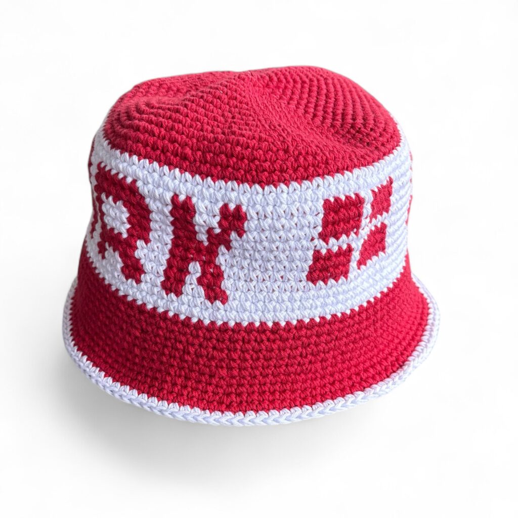 Hæklet Danmarks bøllehat i rød og hvid – Håndlavet