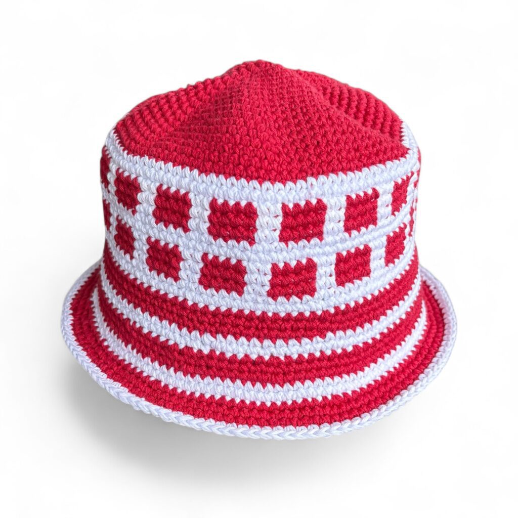 Hæklet Danmarks V2 bøllehat i rød og hvid – Håndlavet